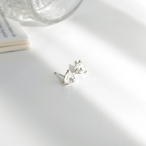 TRIANGLE STUD earring