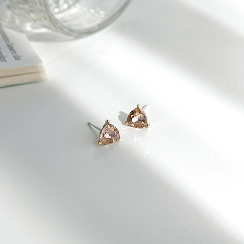 TRIANGLE STUD earring