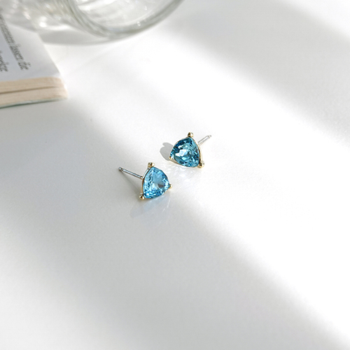 TRIANGLE STUD earring