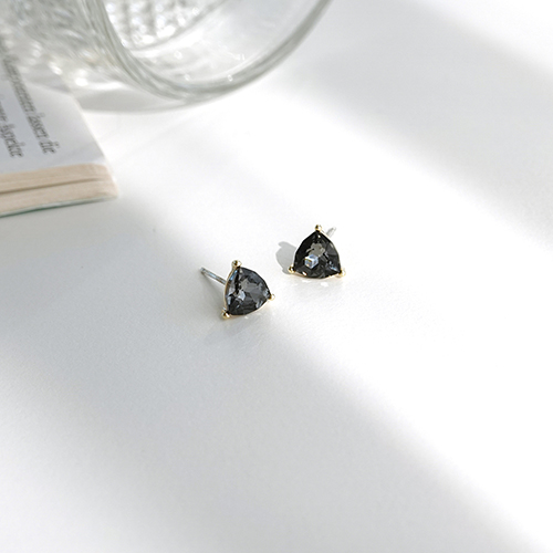 TRIANGLE STUD earring